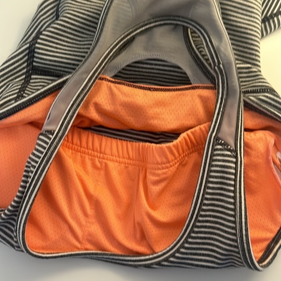 Athletic Activewear Gray & White Striped Coral Lining Workout Top Size Large - Picture 6 of 6